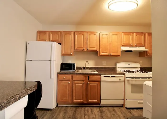 Spacious 1Br With Full Kitchen & Laundry