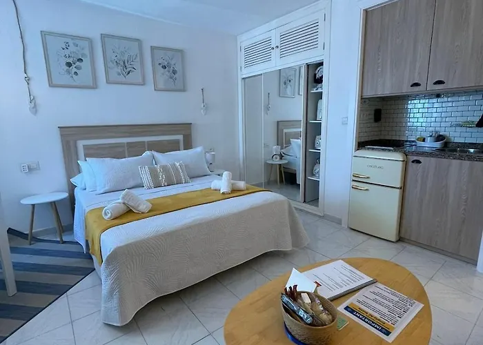 Moderno estudio con vistas al mar