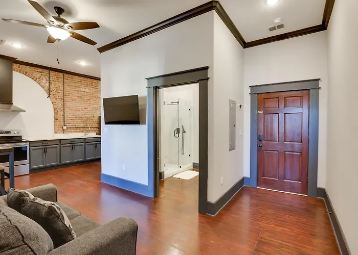 Walk To Museums! Historic Downtown Marshall Apt