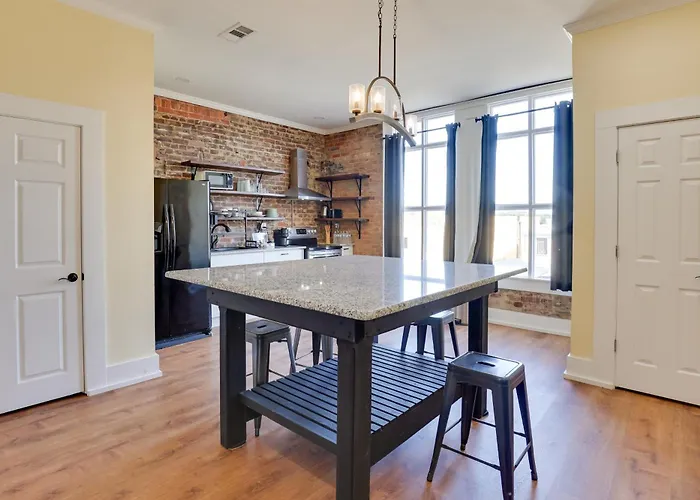 Shop, Dine & Unwind At Historic Dtwn Marshall Apt