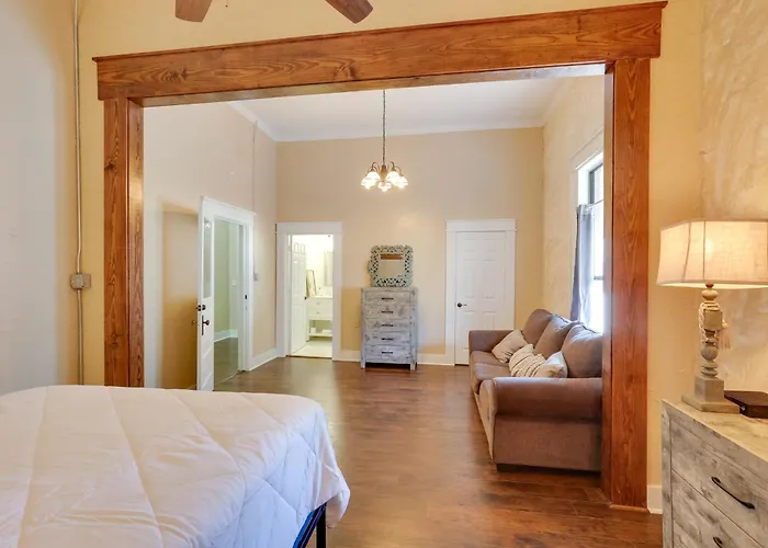 Shop, Dine & Unwind: Dtwn Marshall Studio!