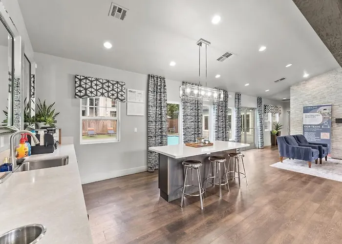 Luxury King Suite By The Lake - Entire Place