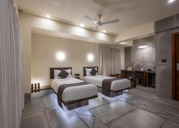 De Glance Hotel, Near Surat Railway Station