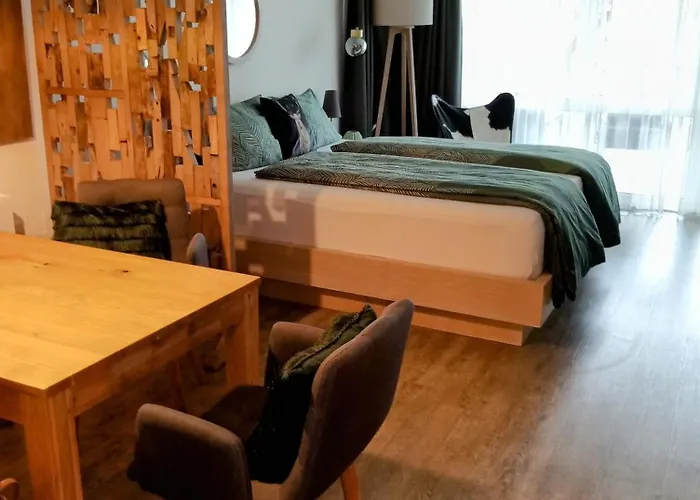 Maurers Schlierseetraum 6, Studio 455 mit 42 qm neu renoviert, Erdgeschoss mit eingezäunter Terrasse in ruhiger Lage am Kirchbichlweg 8