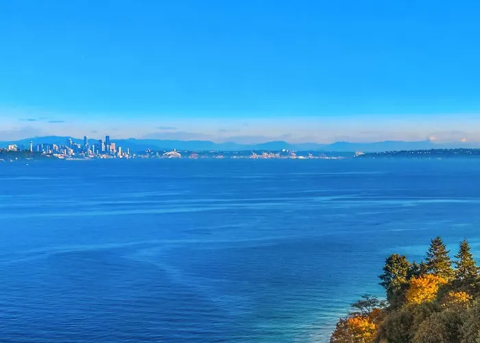Waterfront Haven With Spectacular View In Bainbridge
