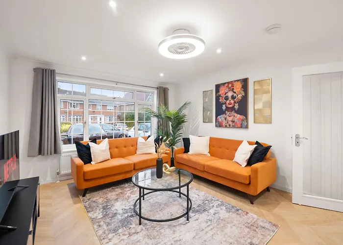 4 Bed House In Maidenhead, By Arp Homes, Driveway & Big Private Patio, Perfect Location For Business And Family Stays