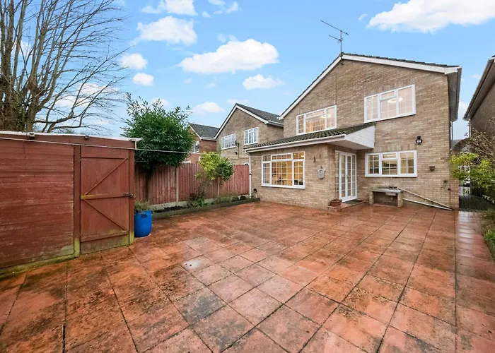 4 Bed House In Maidenhead, By Arp Homes, Driveway & Big Private Patio, Perfect Location For Business And Family Stays
