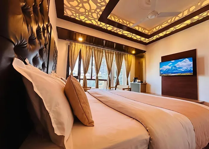 Dwaper Palace A Luxury Property Near Library Chowk, Mussoorie