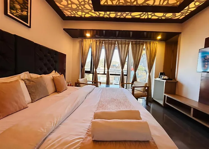 Dwaper Palace A Luxury Property Near Library Chowk, Mussoorie
