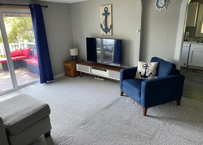 Pet-Friendly Cozy Lake Cottage And Kayaks!