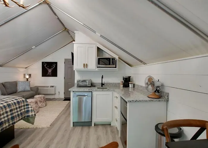 Luxury Glamping Tent With Jacuzzi On The Deck In Alabama