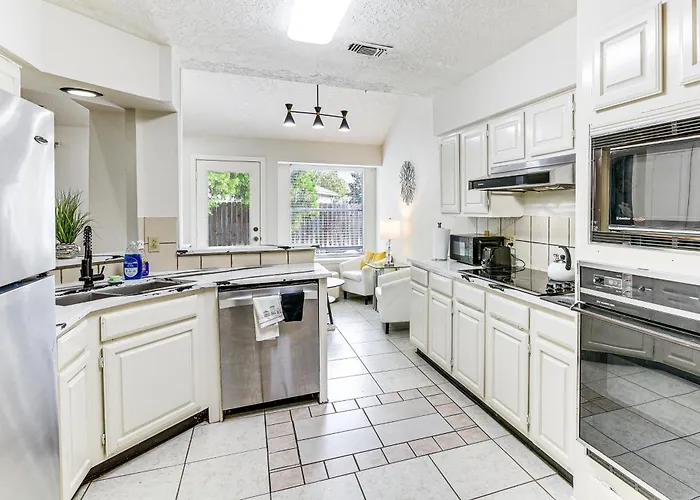 Extended Stay In Sugar Land! Family Home W/ Yard