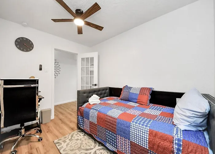 Stylish Katy Retreat 4Br Sleeps 10 Outdoor Escape