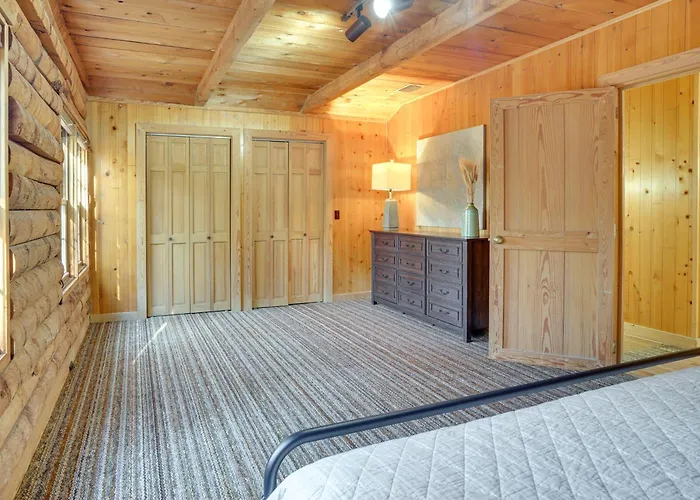 Kentucky Lake Access! Family Log Cabin W/ Deck