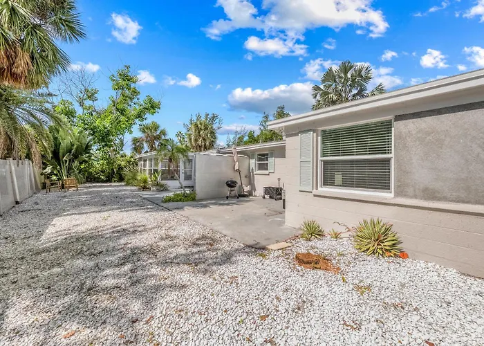Full Duplex On Longboat Key, Walk To The Gulf + Cedars East Club Access