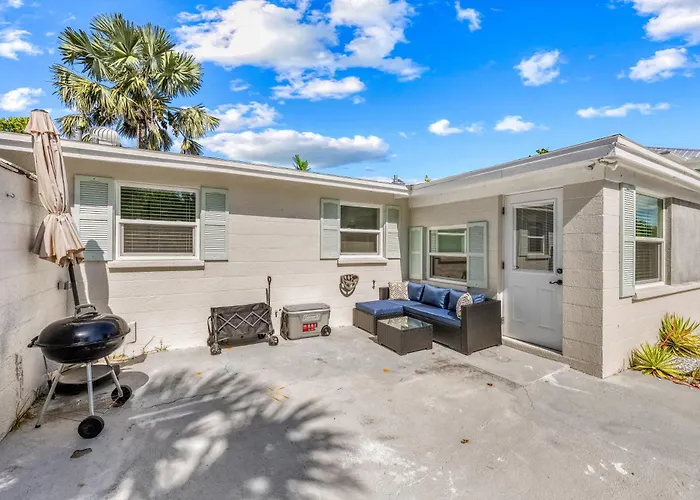 Walk To Beach And Cedars East Club Amenities - Pool, Tennis, Fitness Center