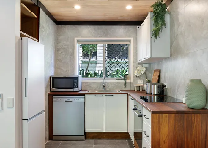 Renovated Beach Escape In Surfers, Surf At Your Door, Cavill A Short Stroll