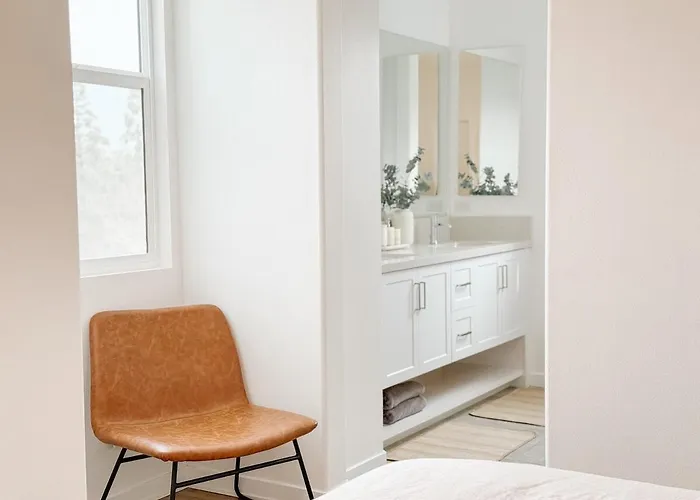 Central, Urban Townhouse With Private Roof Deck