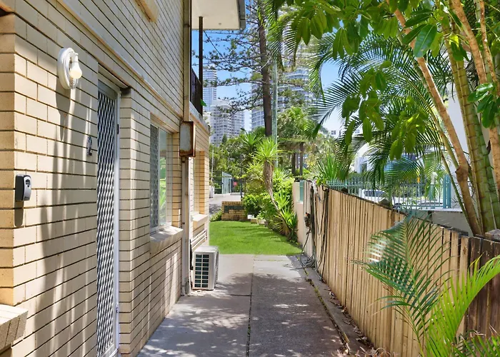 Renovated Beach Escape In Surfers, Surf At Your Door, Cavill A Short Stroll