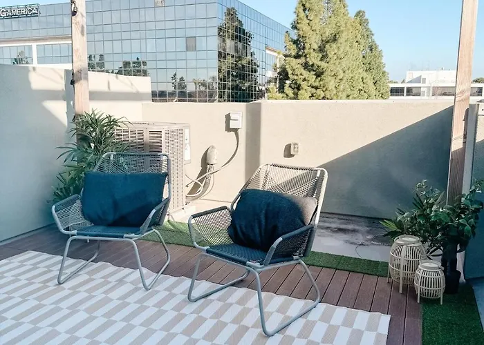 Central, Urban Townhouse With Private Roof Deck