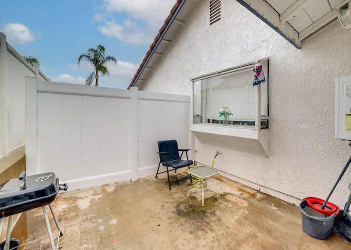 4 Mi To Ruhs! Pet-Friendly Apt W/ Grill