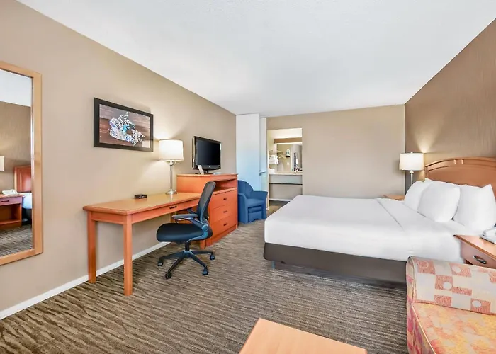 Econo Lodge Inn & Suites