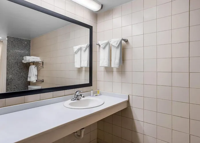 Days Inn By Wyndham Adel I-75