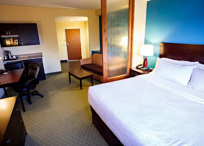 Holiday Inn Express & Suites Harrisburg West