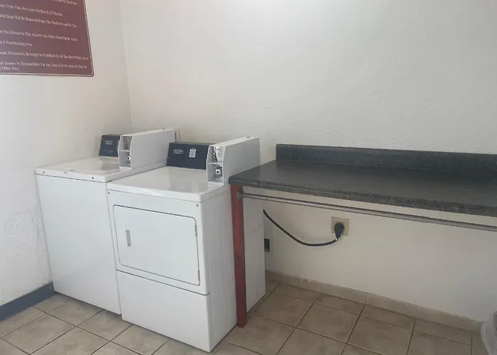 Red Roof Inn & Suites Hinesville