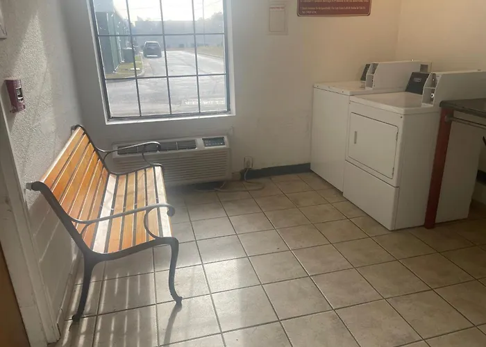 Red Roof Inn & Suites Hinesville