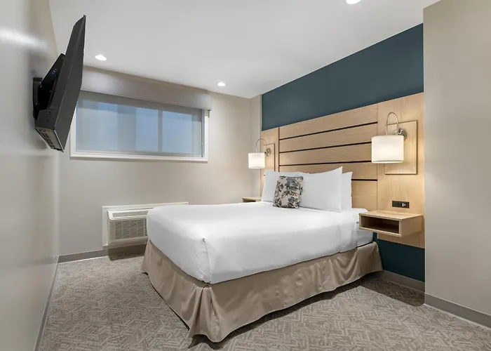Best Western Plus Baker Street Inn