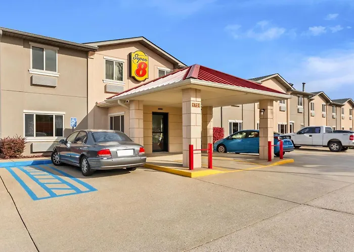 Super 8 By Wyndham Bloomington University Area