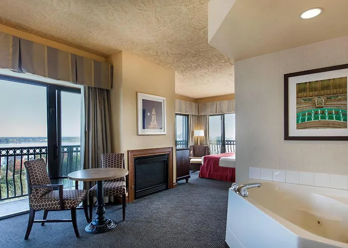 Shoreline Inn & Conference Center, An Ascend Collection Hotel