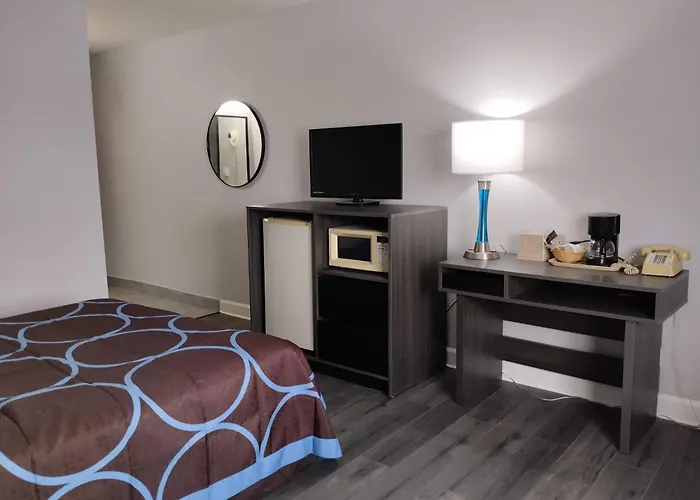 Super 8 By Wyndham Morris Hotel