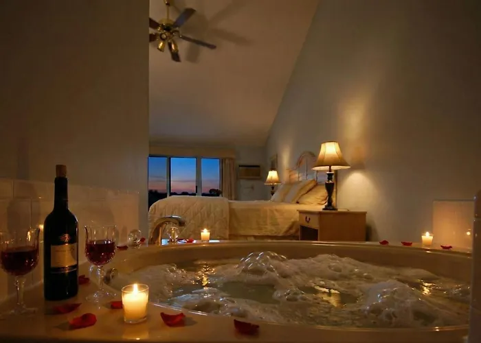 Pointes North Beachfront Hotel - 2 Person Spa Tub Studios