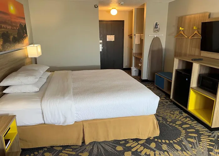 Days Inn By Wyndham Salina I-70