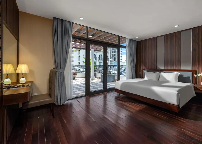 Palazzo Luxury Hotel & Bistro - Central My Khe Beach Walking Street