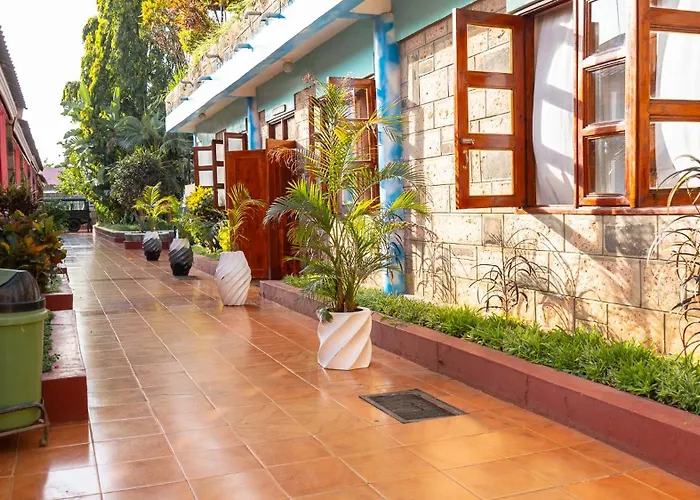 Miryams Village Inn Safari Lodge
