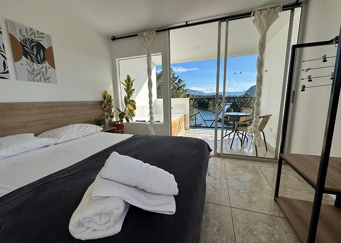La Madriguera Hotel Guatape Con Embalse