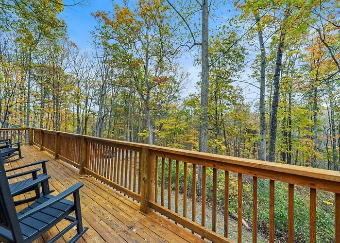 Sqyrls Nest - Hot Tub, Pet Friendly, Screen Porch, Grill, Wifi, Fire Pit, Deck, View, Family Friendly, Game Room, Shuffle Board, Wood Stove
