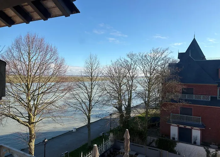 Logis Hotel- Restaurant Le Relais Guillaume De Normandy-Parking Gratuit--Vue Baie Terrasse-Calme-Bornes Electrique-Local Velos Securise