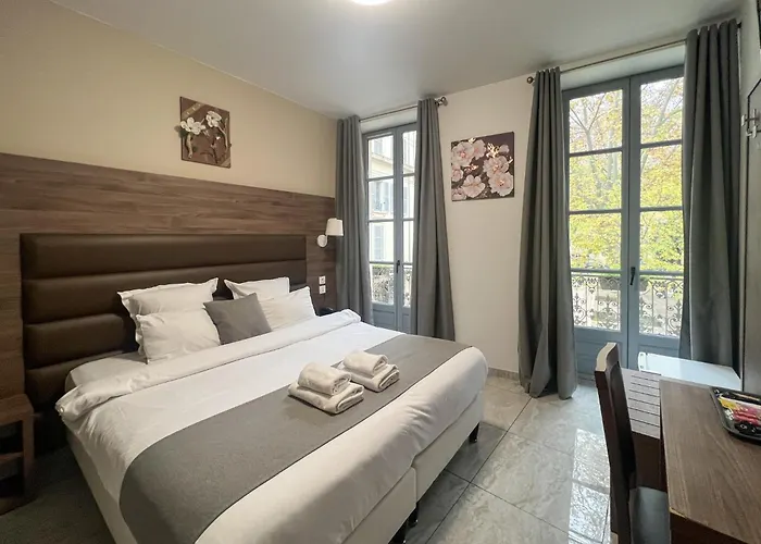 Square Hotel
