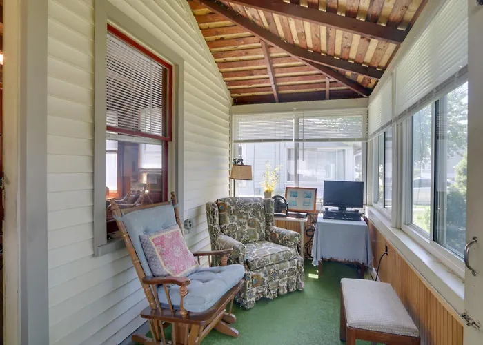 'Grandma'S Cottage' W/ Sunroom: Walk To Beach