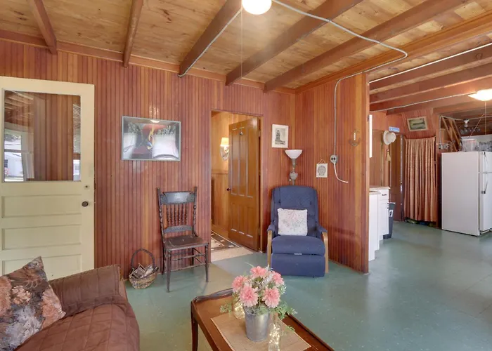 'Grandma'S Cottage' W/ Sunroom: Walk To Beach