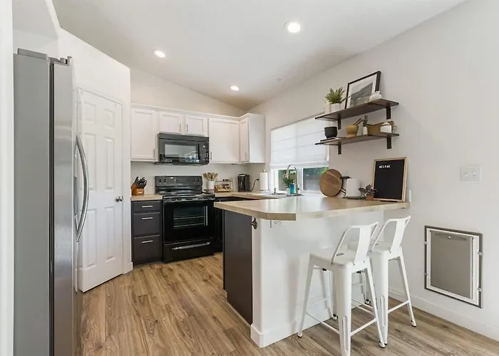 Caldwell Lux Getaway! Large Family Friendly Home