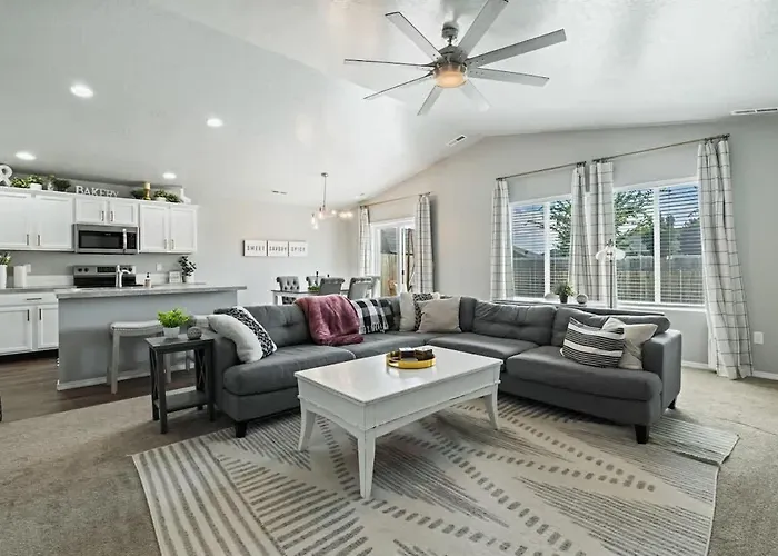 Spacious Cool Springs! Central Nampa 3 Bed