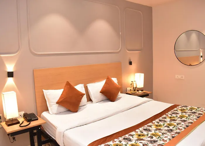 Qotel Comfort Golden Saffron - Hotel In Punjabi Bagh Near Metro