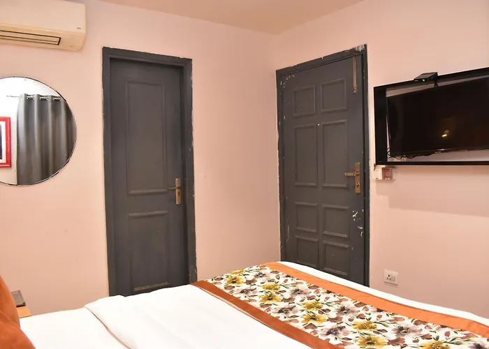 Qotel Comfort Golden Saffron - Hotel In Punjabi Bagh Near Metro