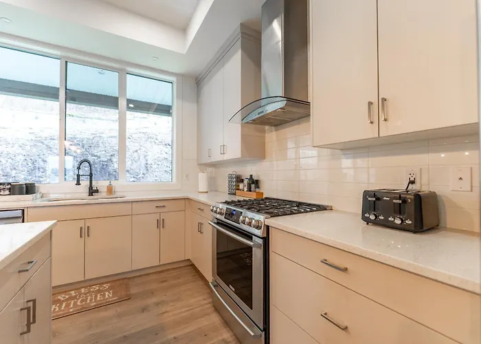 Mountain Retreat With Views, Hot Tub, Games & Ac