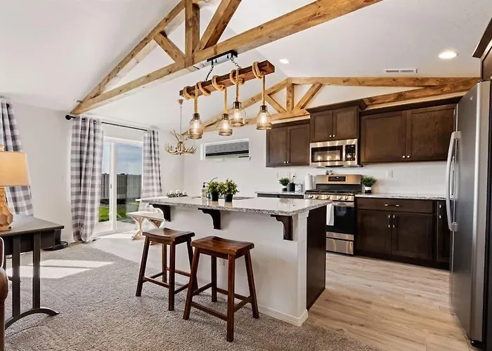 Modern Cabin Vibes, Vaulted Ceilings, Sleeps 8!